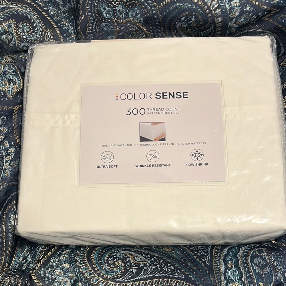 NWT Color Sense 300 Thread Count White Sateen Twin Size Sheet Set white.
